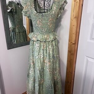 Chic Green Floral Maxi Dress with Ruffled Sleeves